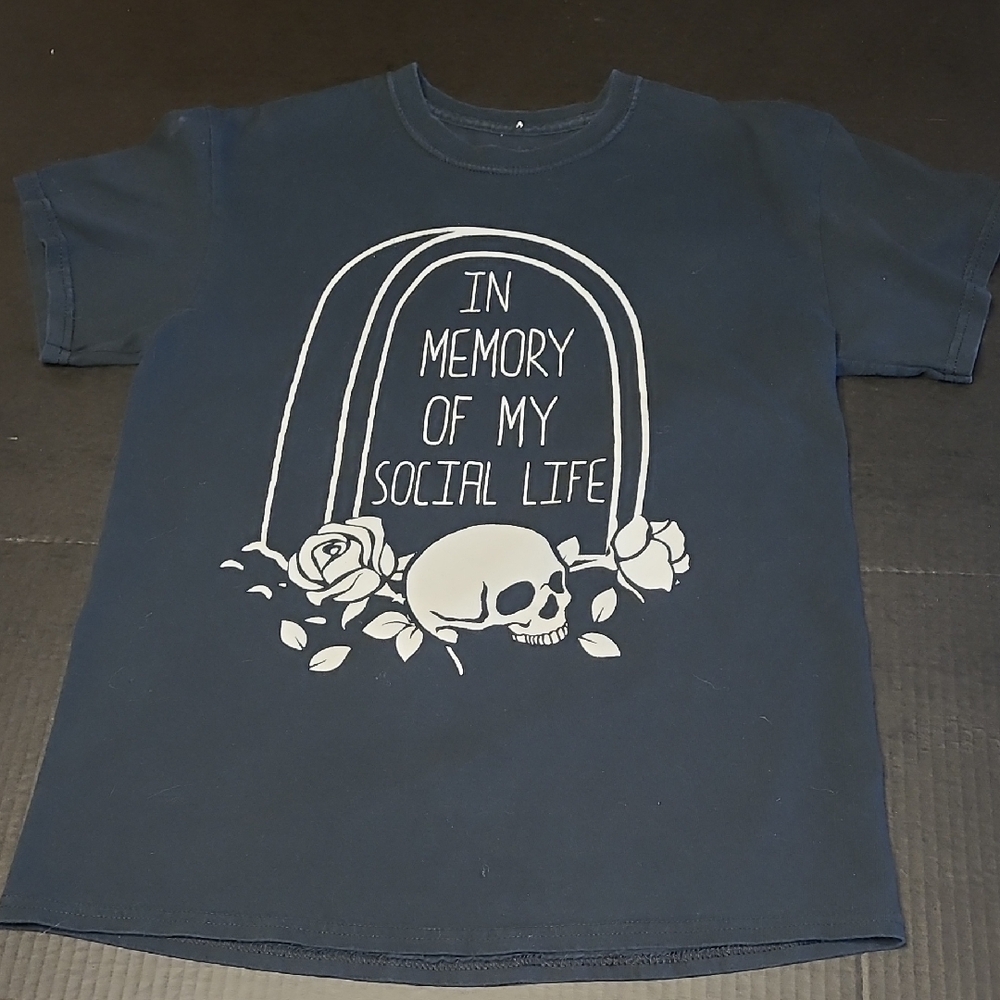 Vintage SPENCERS Graphic Tee - Black Skulll, roses And Tombstone.